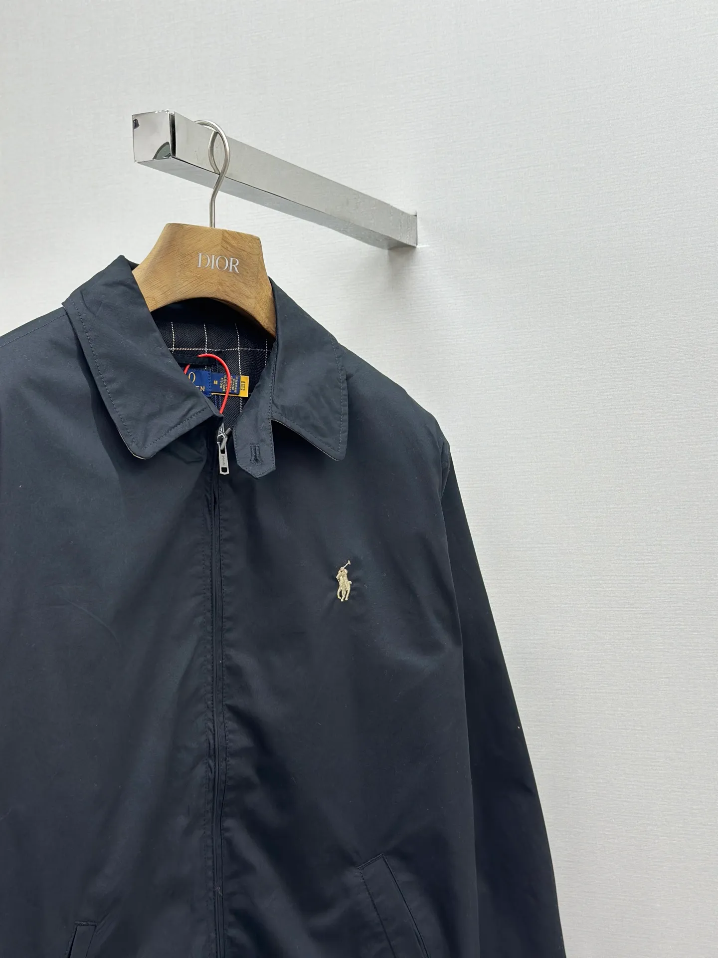 P500 -Ralph Lauren embroidered zipper jacket. Customized 100% cotton double-ply small diagonal elegant fabric. Soft and silky, comfortable and close to the skin. Uses pure black as the base color. A touch of light gold pony mark embroidery is embellished on the chest. It is even more dazzling due to the black background. Low-key and powerful. Subtle gloss changes inject breathing and vitality into the black jacket. Use extreme simplicity to outline a high-end silhouette. Show your taste in silence. Style guide Universal adaptation. Adopt imported machine embroidery technology. Use advanced computer control system and precision mechanical components to achieve the iconic pony embroidery operation. High precision. Smooth and delicate lines. Template machine bag opening. Preset templates guide the position, shape and size of the bag opening. Accuracy ensures the quality of the bag opening effect. Infrared positioning cutting machine uses infrared emitters and infrared receivers to achieve precise positioning of materials. The accuracy can reach the micron level, thereby meeting the effect of high-precision cutting of plaid alignment. The fabrics have been washed. Better feel and texture, not easy to deform, not easy to shrink, not easy to fade, maintain long-term beauty, size: S M L XL